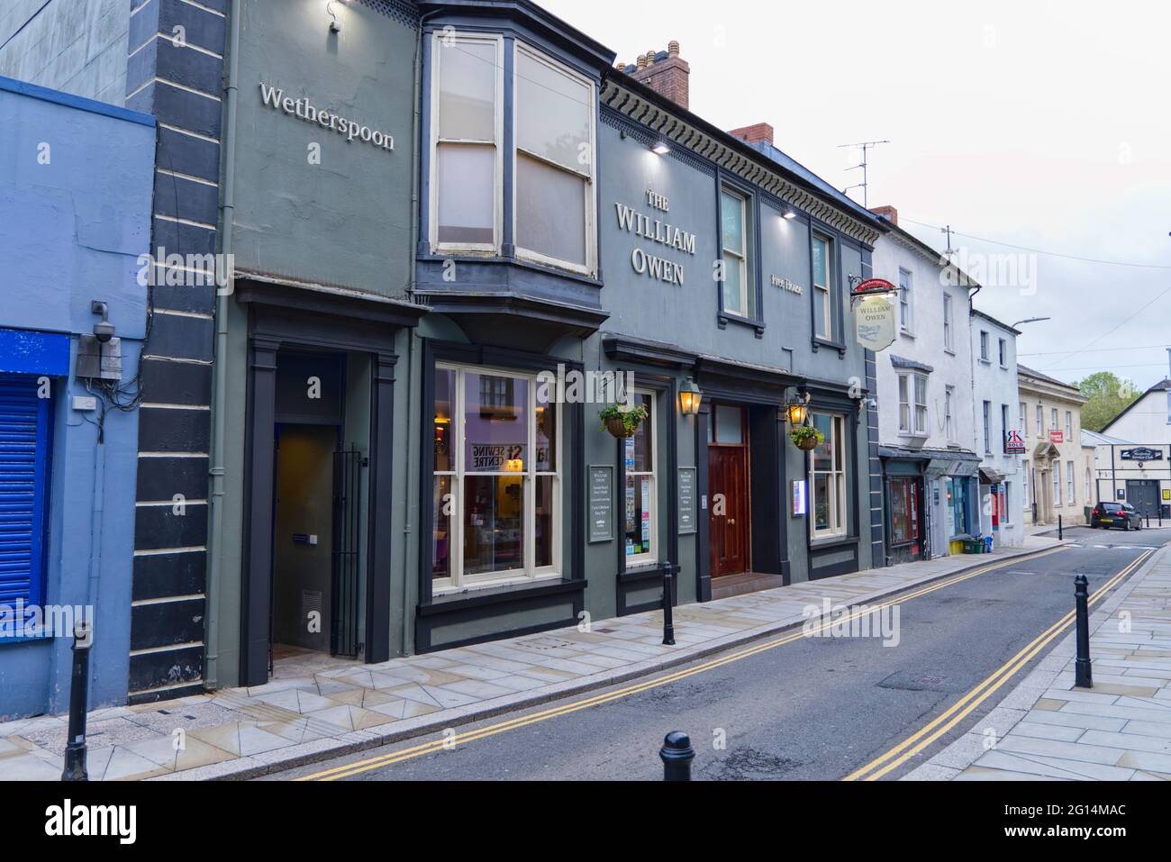 Tôt le matin dans le centre-ville de Haverfordwest, été 2021. Le pub « The William Owen » de Wetherspoon à Quay Street. Banque D'Images