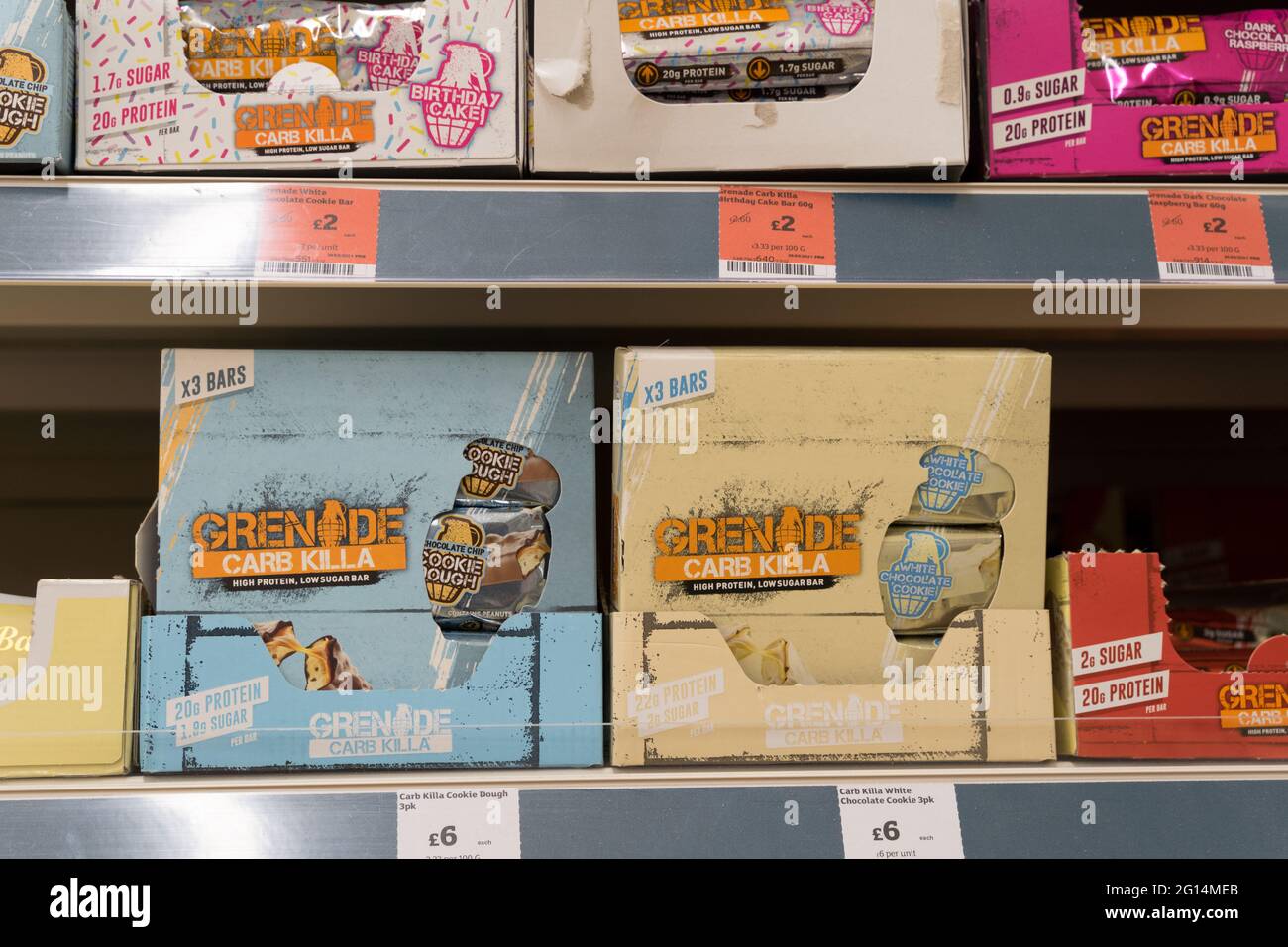 Boîtes de grenade CARB KILLA BARRE DE PROTÉINES sur les étagères à vendre Banque D'Images