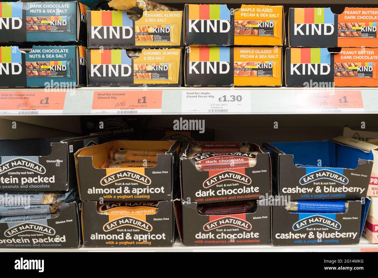 KIND and Eat les barres de protéines naturelles sont en vente sur les étagères du supermarché Sainsburys, Angleterre, Kent, Royaume-Uni Banque D'Images