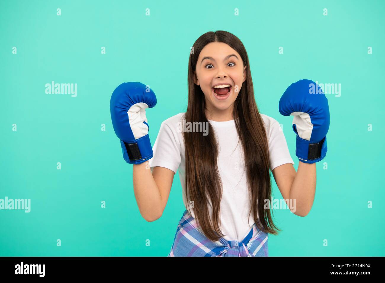 surprise ado fille boxer dans des gants de boxe pendant l entrainement sportif le succes sportif Photo Stock Alamy