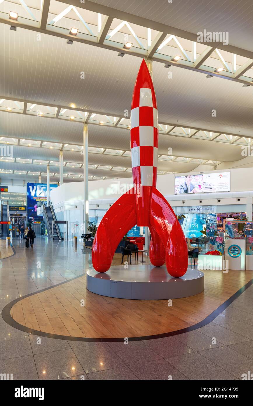 Navette spatiale dans le terminal de transit principal de l'aéroport de Bruxelles Zaventem avec passagers et magasins, Bruxelles, Belgique. Banque D'Images