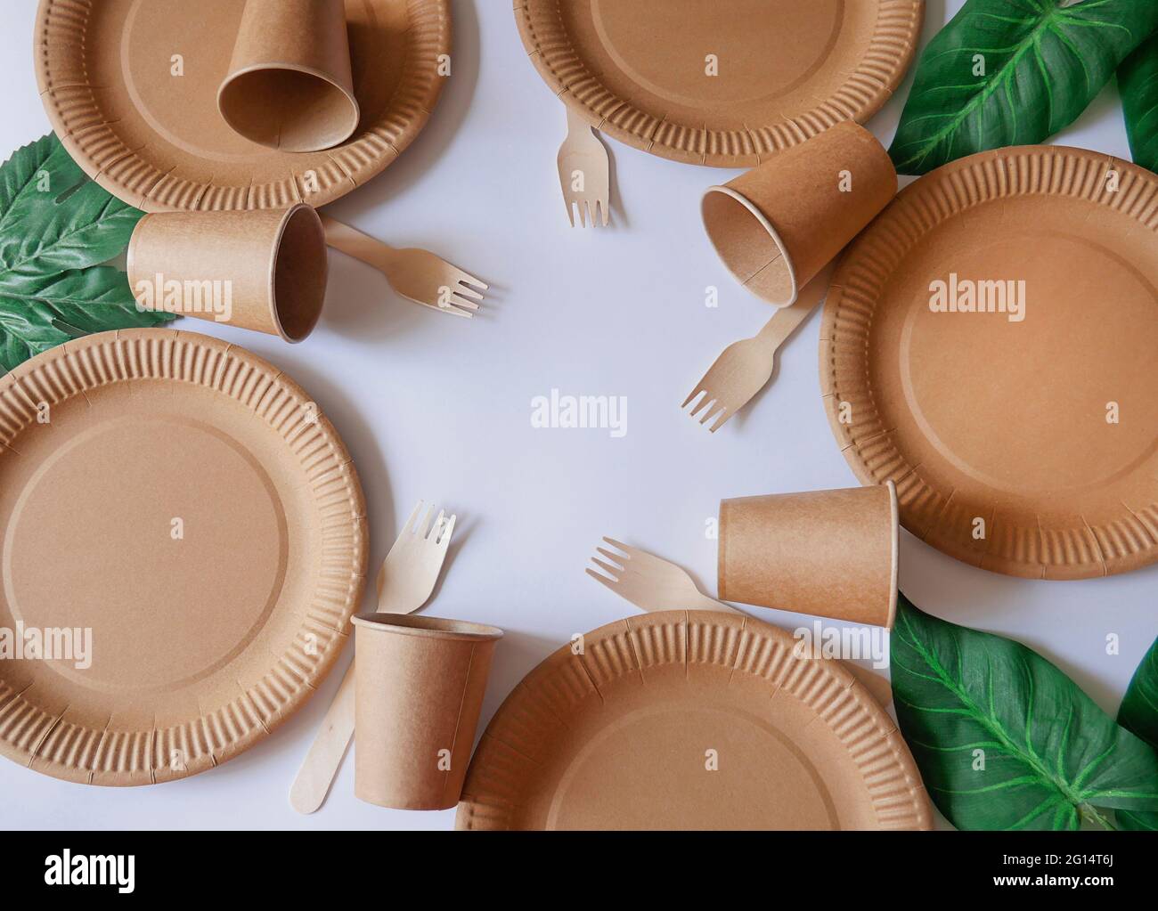Style de vie écologique. Vaisselle en papier éco-artisanale. Assiettes pour  aliments sur fond blanc. Le concept de recyclage est écologique. Copier  l'espace Photo Stock - Alamy
