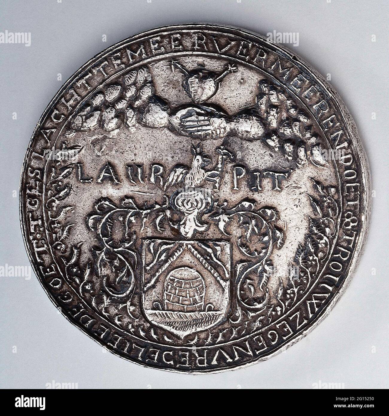 Médaille à l'occasion du mariage de 25 ans des oiseaux Laurens Pit et  Elisabeth en 1658. Médaille d'argent coulée ronde ; ex : Circoncision, dans  laquelle deux des deux mains de nuage
