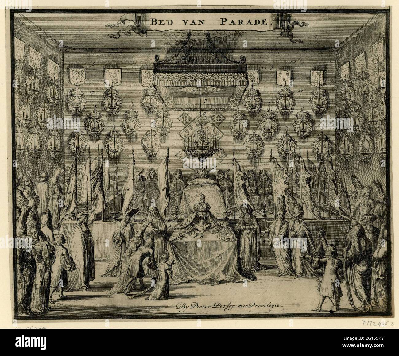 Lit de parade, 1695; lit de parade; la mort et la corporation de Maria II Stuart, reine d'Angleterre, 1695. Intérieur dans lequel le lit de la mort de la reine est dressé de l'Angleterre. Bougies allumées sur les murs. L'imprimé est utilisé comme illustration dans Samuel Gruterus, Funeralia Mariae II Britanniarum, Haarlem 1695. Banque D'Images
