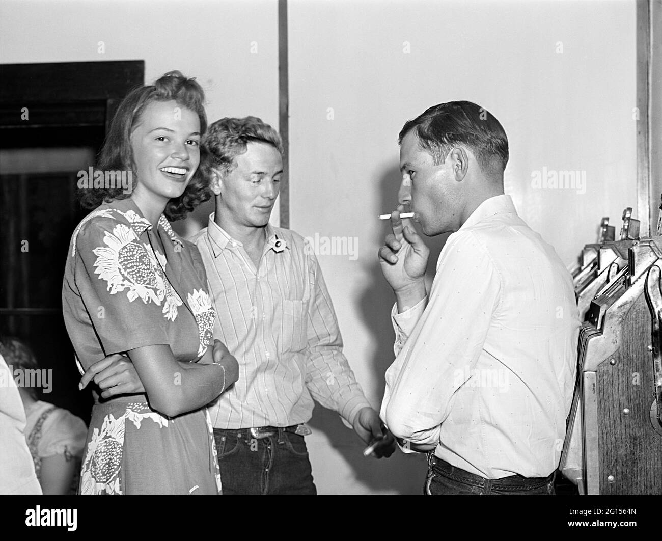 Jeune femme adulte et deux cow-boys au Saturday Night Dance, Birney, Montana, États-Unis, Marion Post Wolcott, Administration américaine de la sécurité agricole, août 1941 Banque D'Images