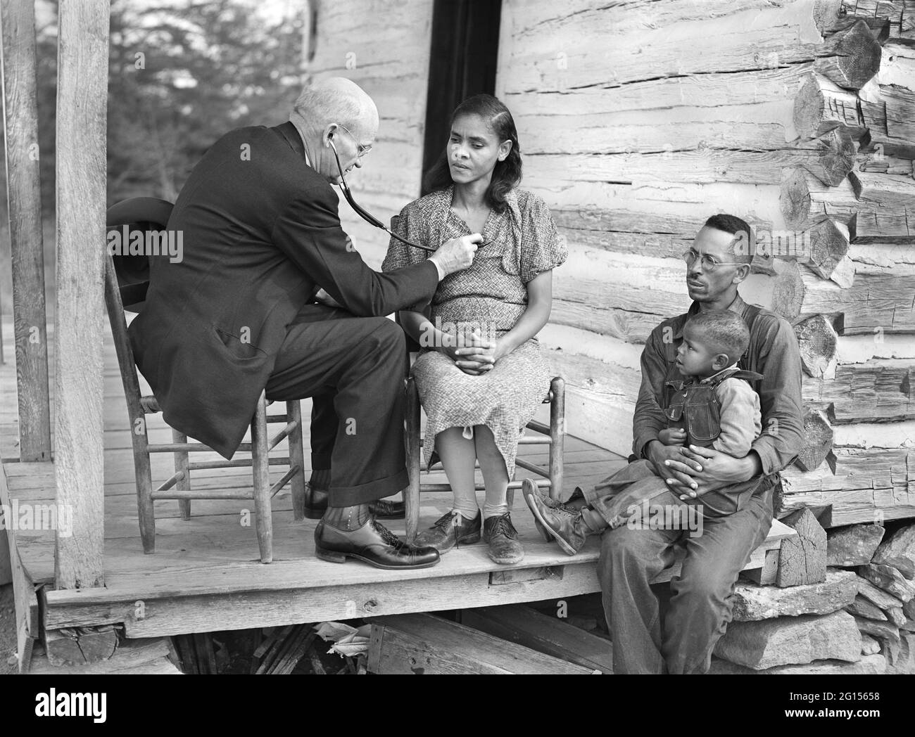 Médecin examinant la famille des agriculteurs sur le porche avant, comté de Caswell, Caroline du Nord, États-Unis, Marion Post Wolcott, Administration américaine de la sécurité agricole, octobre 1940 Banque D'Images