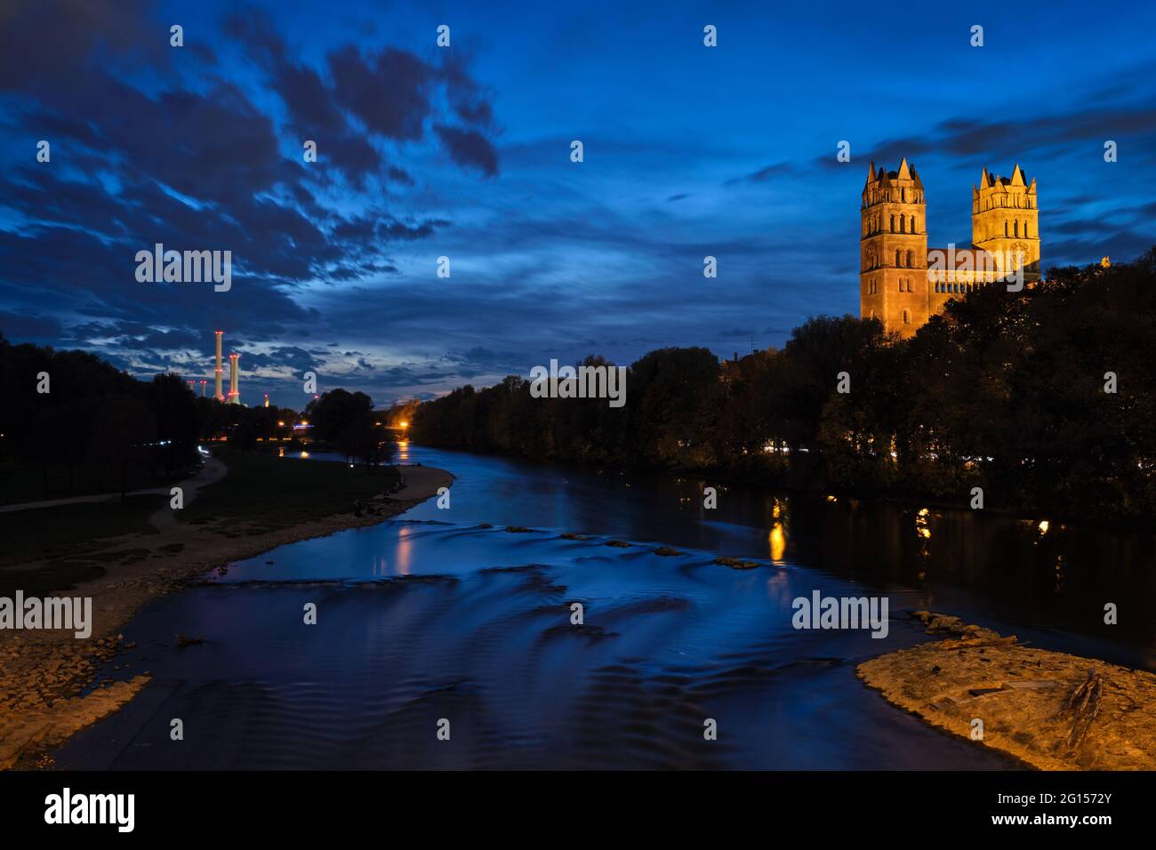 Rivière Isar, parc et église St Maximilian depuis le pont de Reichenbach. Munchen, Bavière, Allemagne. Banque D'Images