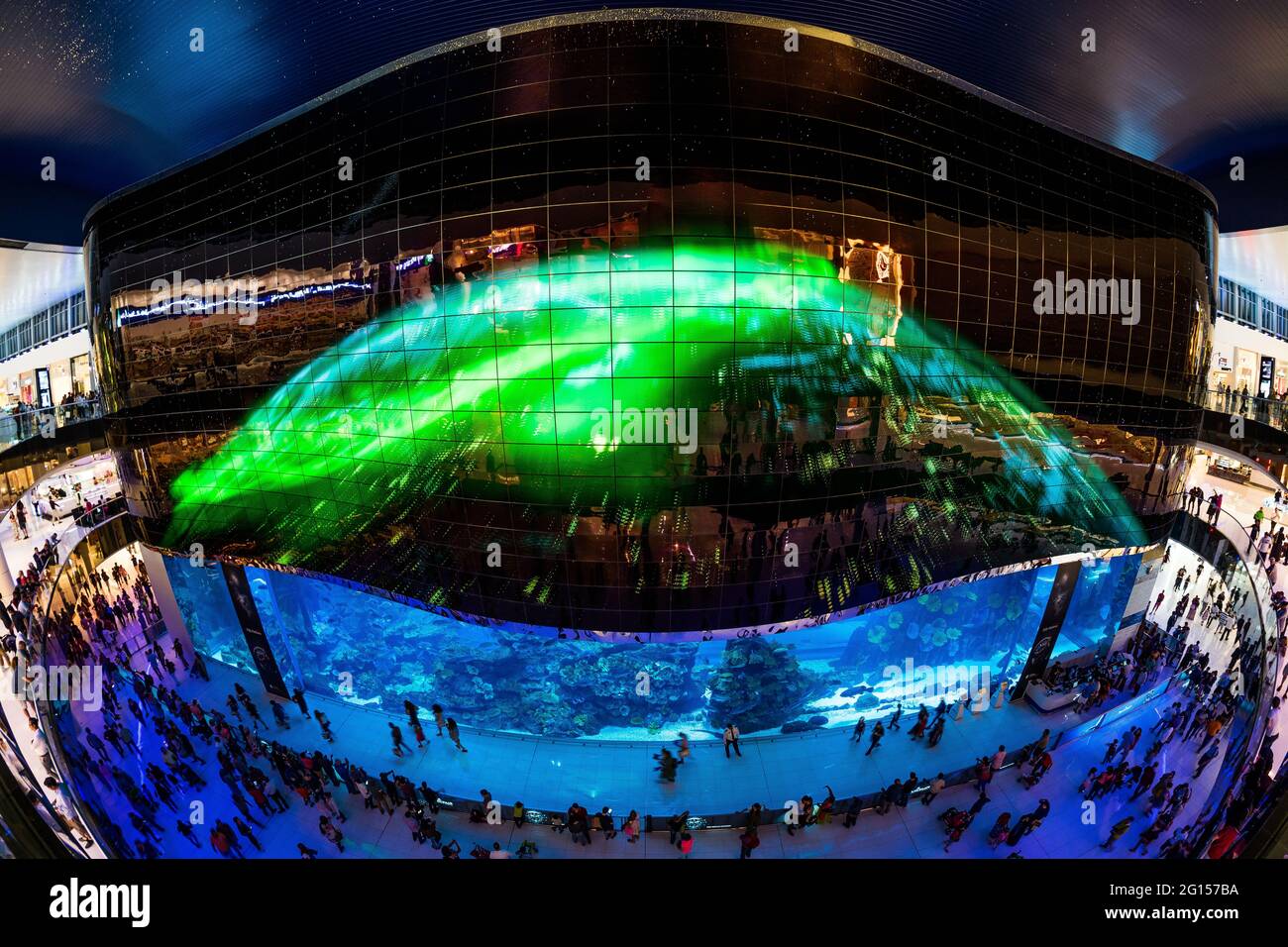 L'intérieur du centre commercial Dubai Mall via un objectif fisheye Banque D'Images