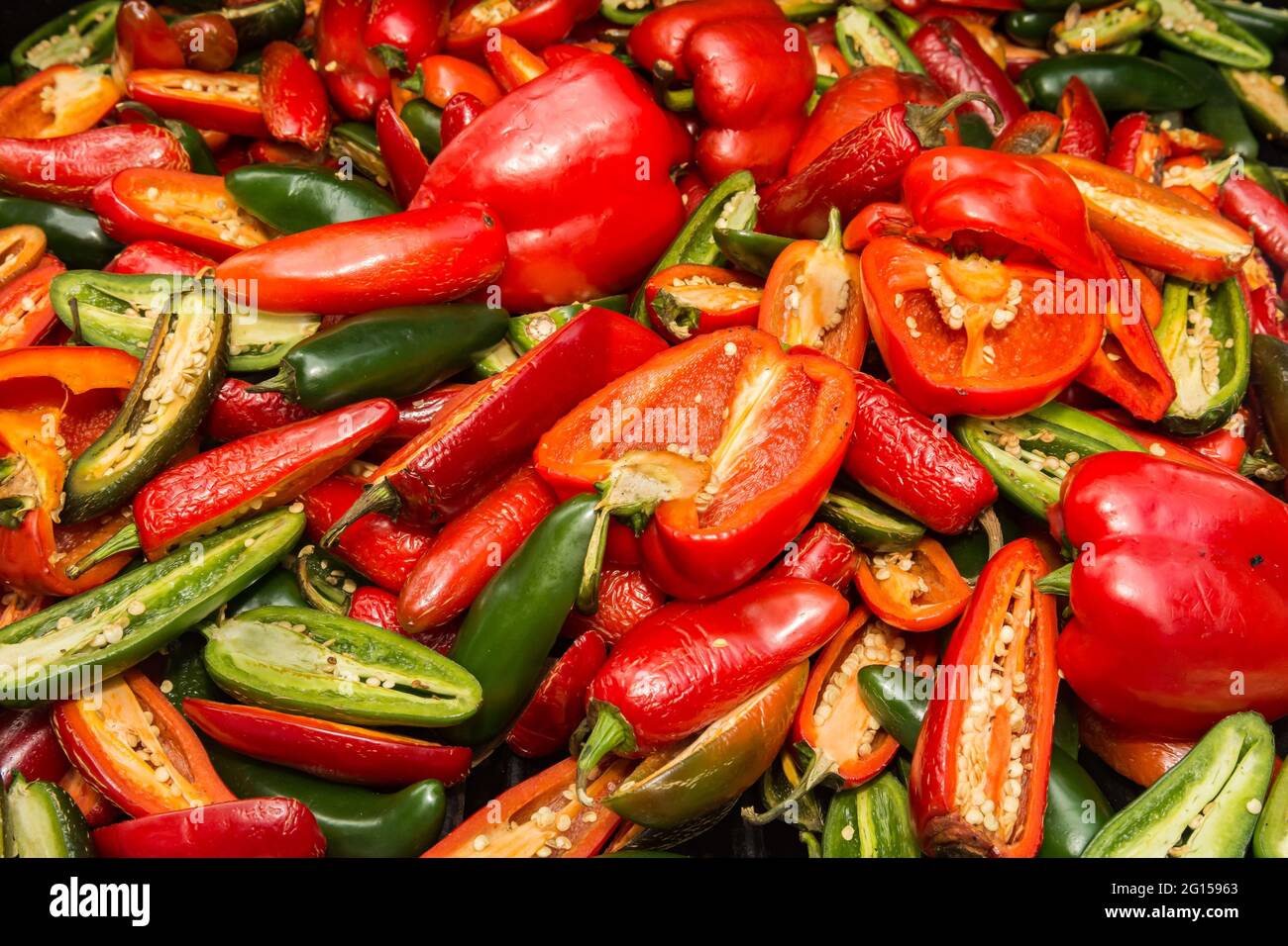 Fumer des poivrons pour faire de la sauce Sriracha maison. Banque D'Images