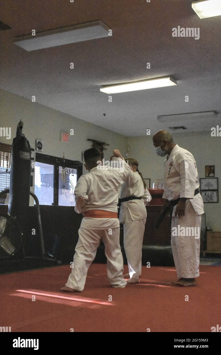 Cette action photo est de ma fille dans sa classe de karaté. Le karaté est un art martial qui met l'accent sur l'auto-discipline et d'aptitude. Banque D'Images