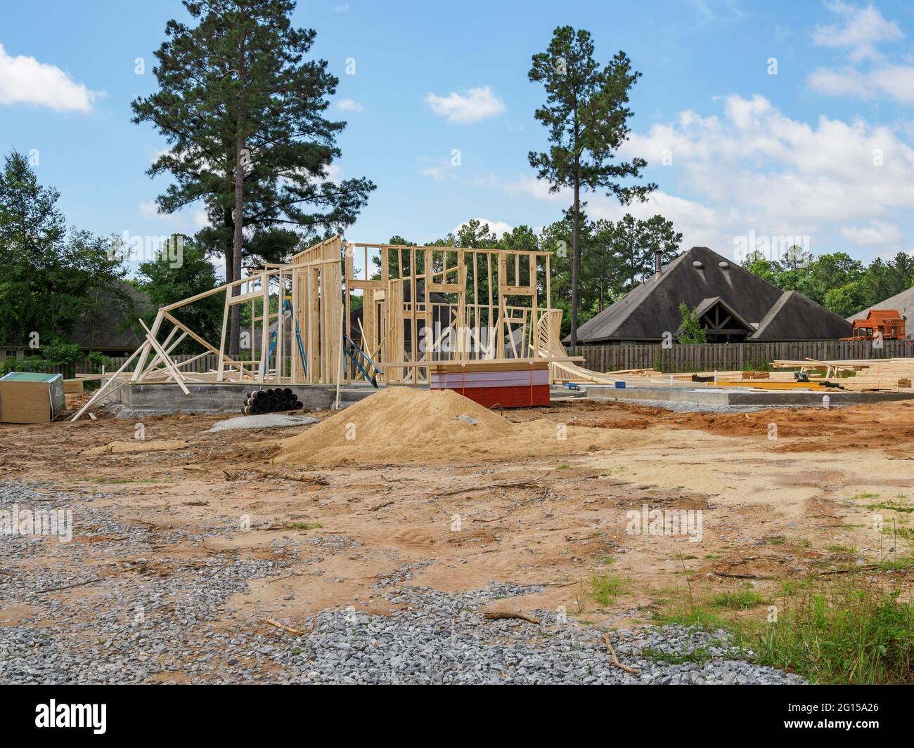 La tempête et le vent ont endommagé la construction de nouvelles maisons avec des murs écroulés à Pike Road Alabama, États-Unis. Banque D'Images