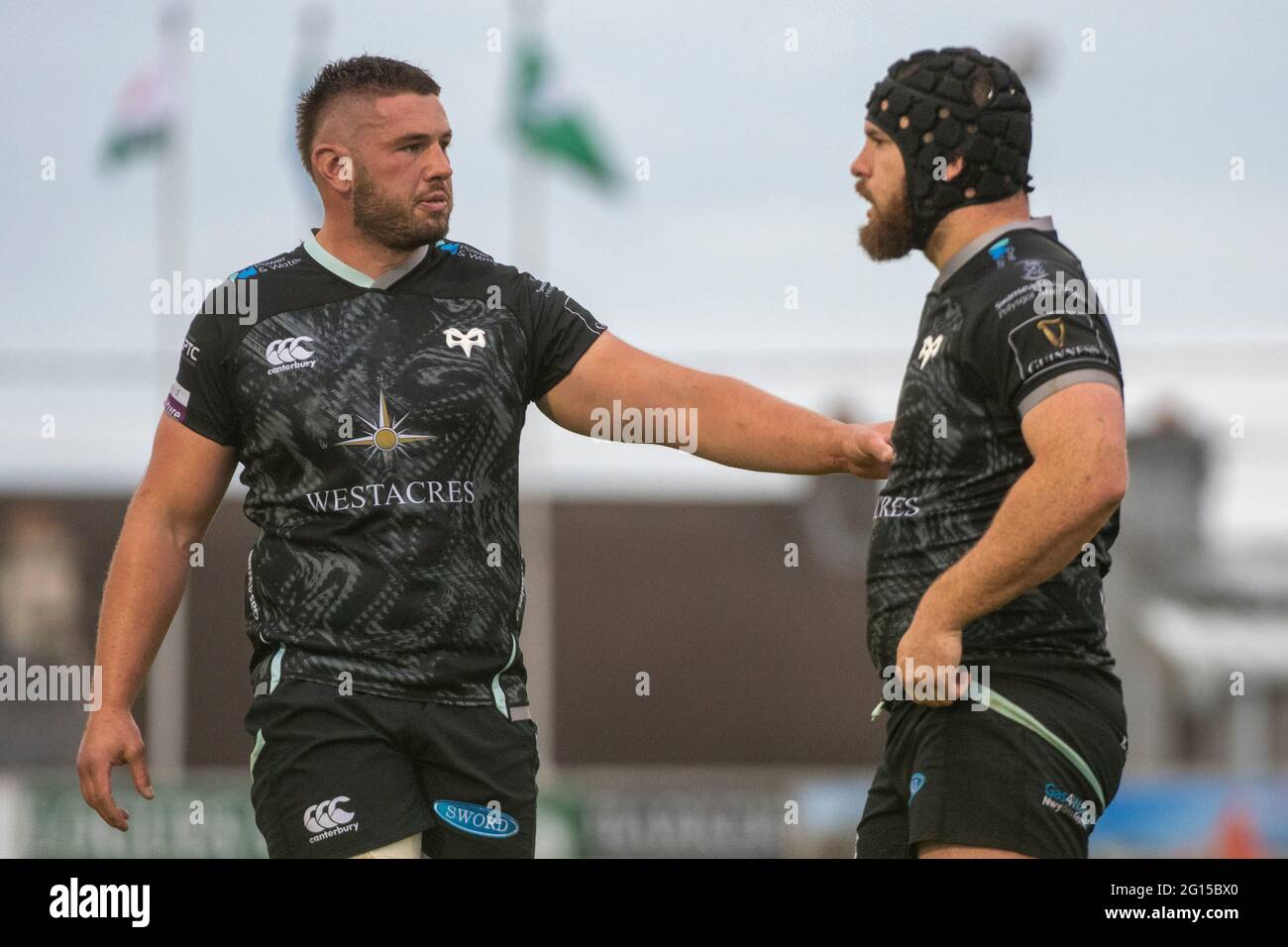 Galway, Irlande. 04e juin 2021. Sam PARRY d'Ospreys et Morgan MORRIS d'Ospreys lors du match de la coupe arc-en-ciel Guinness PRO14 Round 5 entre Connacht Rugby et Ospreys au Sportsground de Galway, Irlande, le 4 juin 2021 (photo par Andrew SURMA/SIPA USA) Credit: SIPA USA/Alay Live News Banque D'Images