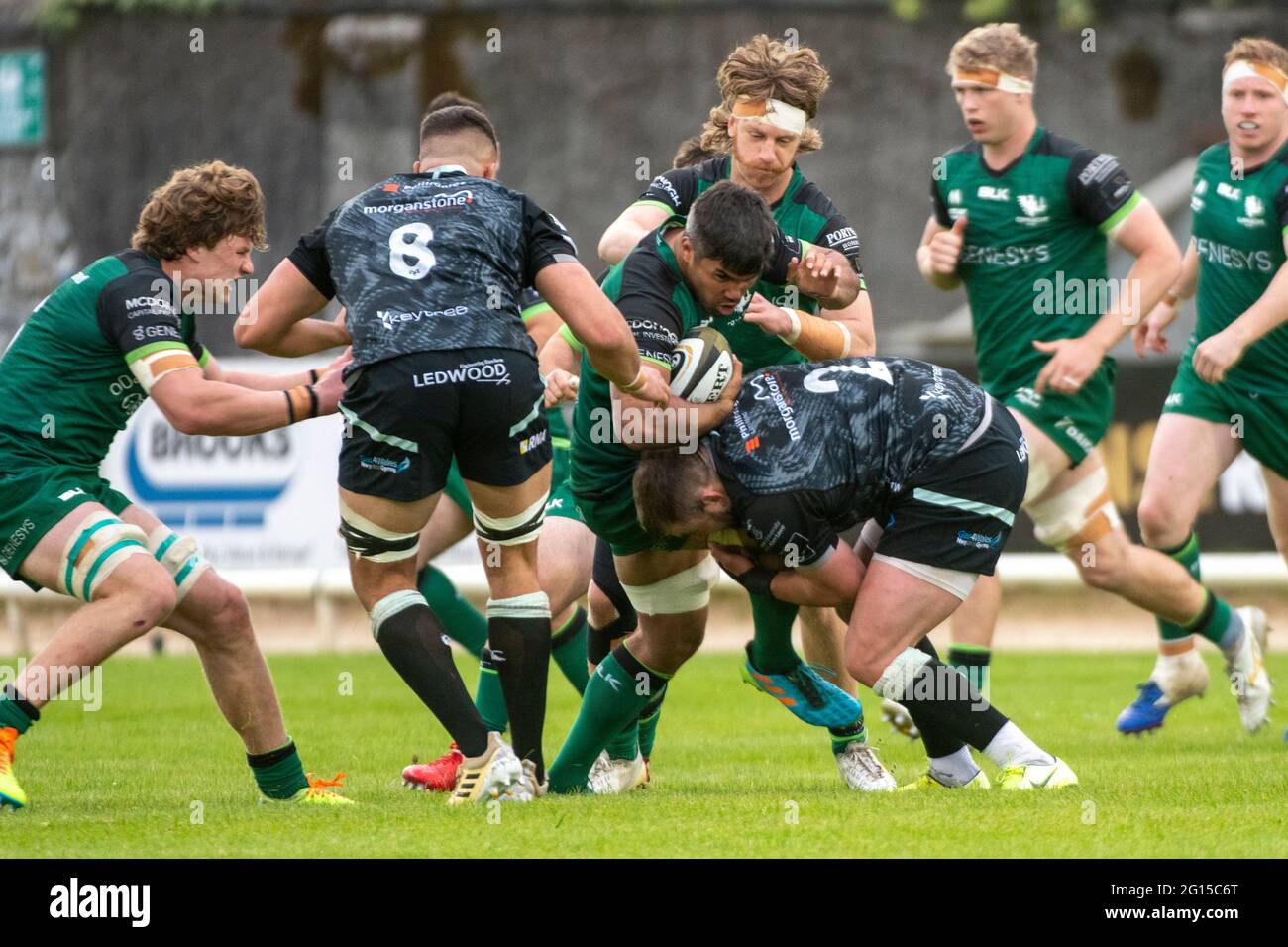 Galway, Irlande. 04e juin 2021. Jarrad BUTLER du Connacht affronté par Sam PARRY d'Ospreys et Ethan ROOTS of Ospreys lors de la Guinness PRO14 Rainbow Cup Round 5 match entre Connacht Rugby et Ospreys au Sportsground de Galway, Irlande, le 4 juin 2021 (photo par Andrew SURMA/SIPA USA) Credit: SIPA USA/Alay Live News Banque D'Images