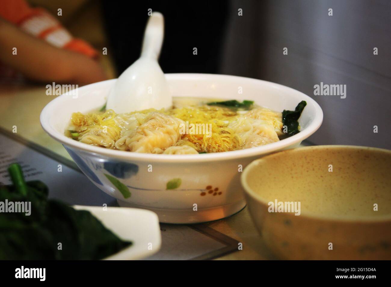 Cuisine cantonaise populaire soupe de nouilles wonton aux crevettes servie dans le restaurant local de Hong Kong. Banque D'Images