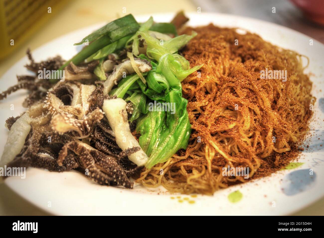 Cuisine cantonaise, nouilles aux crevettes séchées servies avec un scallion et une tripe de bœuf. C'est un plat rendu populaire à Hong Kong et Macao. Banque D'Images