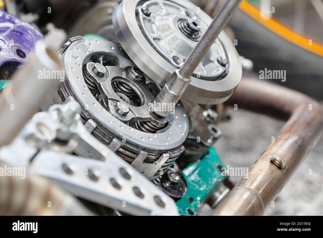 Réglage mécanique de l'embrayage automatique de la moto. (partie d'un  moteur qui contrôle la transition de puissance Photo Stock - Alamy