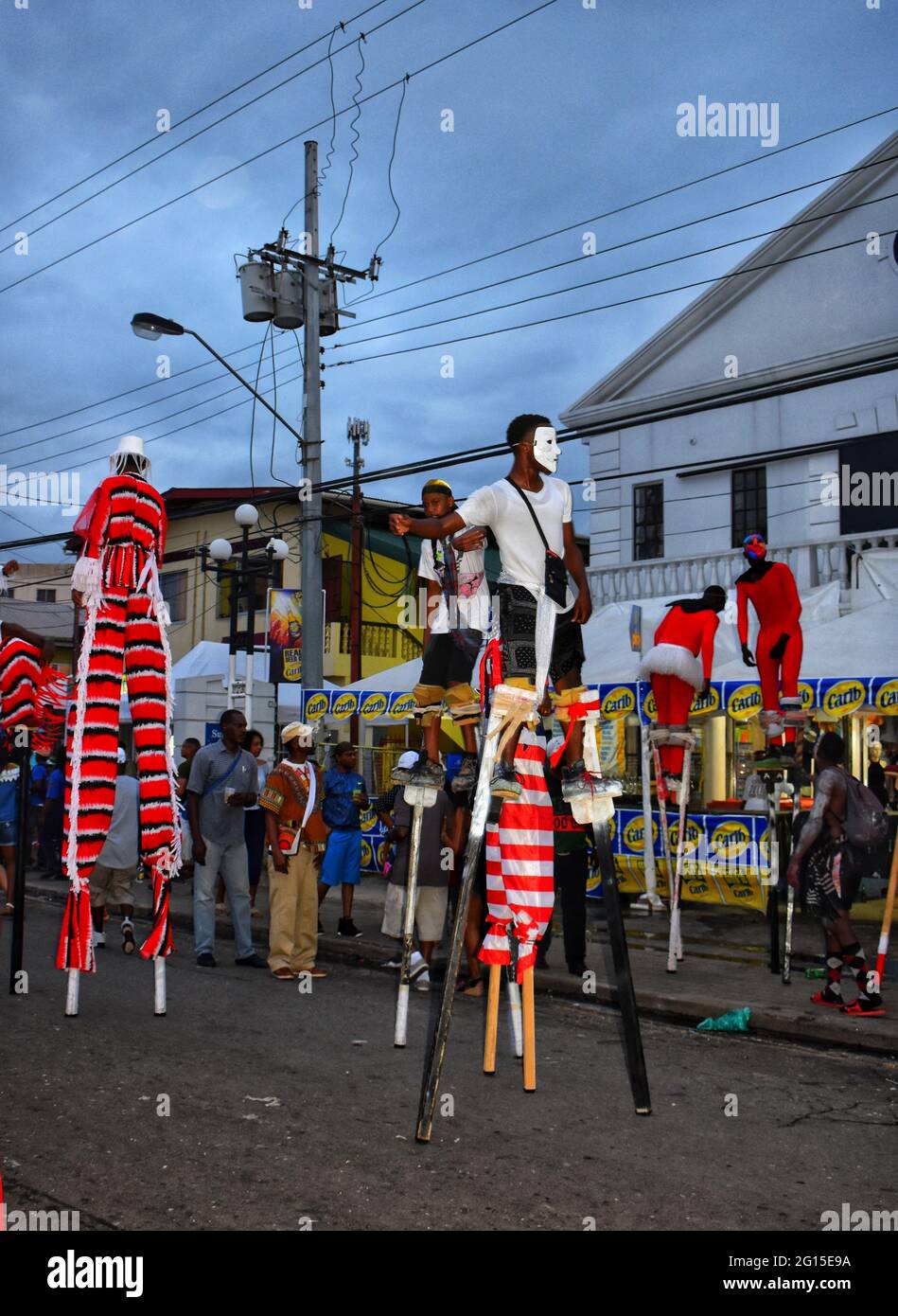 Point Fortin, Trinité-et-Tobago-4 février 2019: Costumes de Masquerders in Moko Jumbie lors des célébrations annuelles du jour de Borough de point Fortin 2019. Banque D'Images