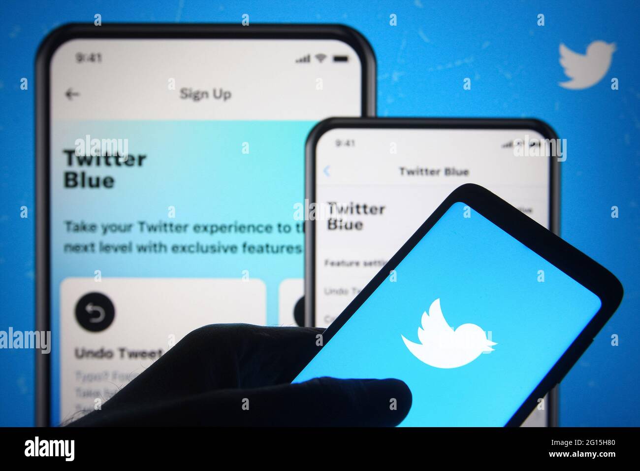 Ukraine. 04e juin 2021. Dans cette illustration, le logo Twitter est visible sur un smartphone dans une main devant une page Web Twitter sur le lancement d'un nouveau service d'abonnement Twitter Blue. Twitter lance son premier service d'abonnement Twitter Blue, prétendument par les médias. Crédit : SOPA Images Limited/Alamy Live News Banque D'Images