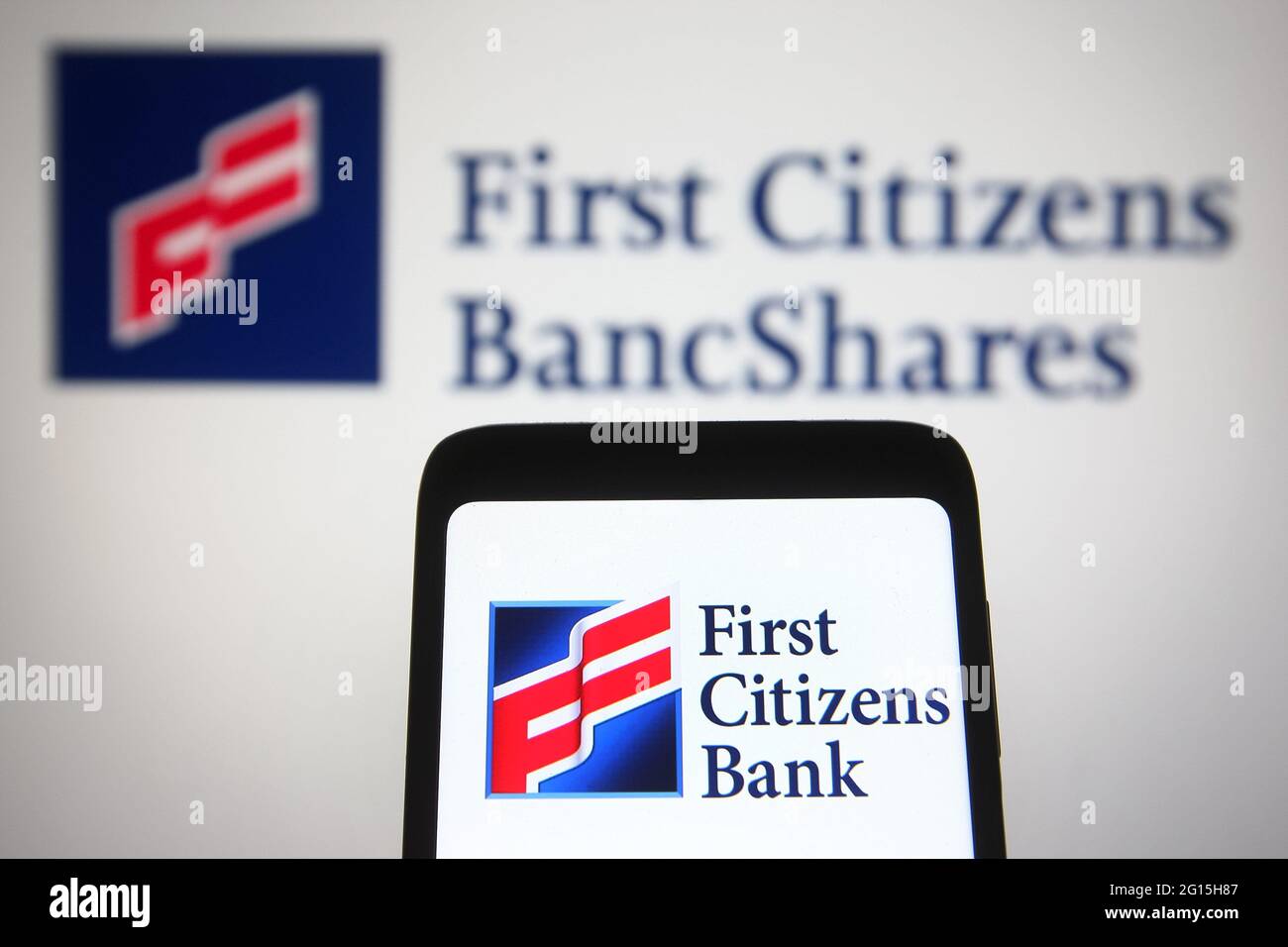 Ukraine. 04e juin 2021. Dans cette illustration, le logo First Citizens Bank est visible sur l'écran d'un smartphone, devant le logo First Citizens Bancshares en arrière-plan. Crédit : SOPA Images Limited/Alamy Live News Banque D'Images