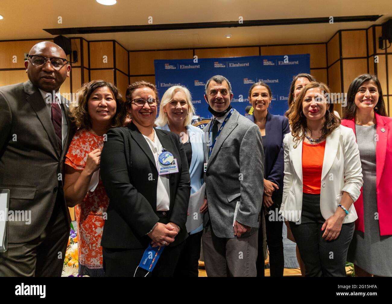 New York, NY - le 4 juin 2021 : le sénateur Kirsten Gillichand, les représentants Grace Meng, Alexandria Ocasio-Cortez et d'autres élus préconisent l'argent pour améliorer l'établissement obstétrique de l'hôpital d'Elmhurst Banque D'Images