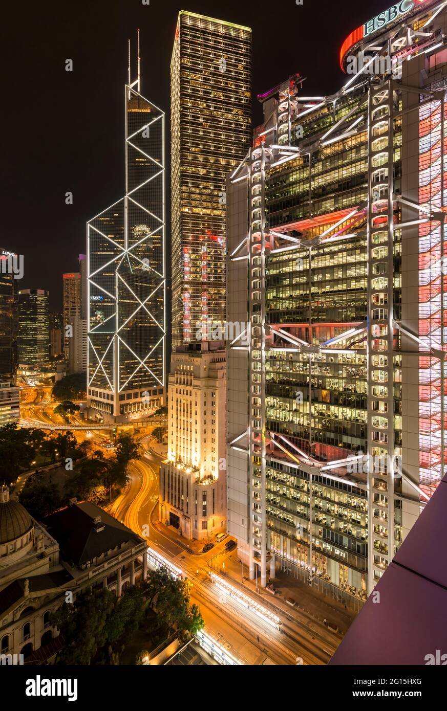 (R à L) le bâtiment principal de HSBC, l'ancien bâtiment de la Banque de Chine, le centre de Cheung Kong et la Tour de la Banque de Chine vu de nuit ... Banque D'Images