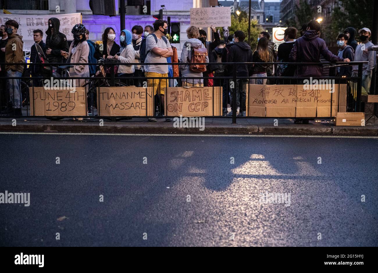 Des pancartes visibles à l'extérieur de l'ambassade chinoise à Londres.les manifestants se réunissent pour une veillée devant l'ambassade chinoise le 4 juin pour marquer le 32e anniversaire de la répression de la place Tiananmen en 1989 à Pékin. (Photo de May James | SOPA Images/Sipa USA) Banque D'Images