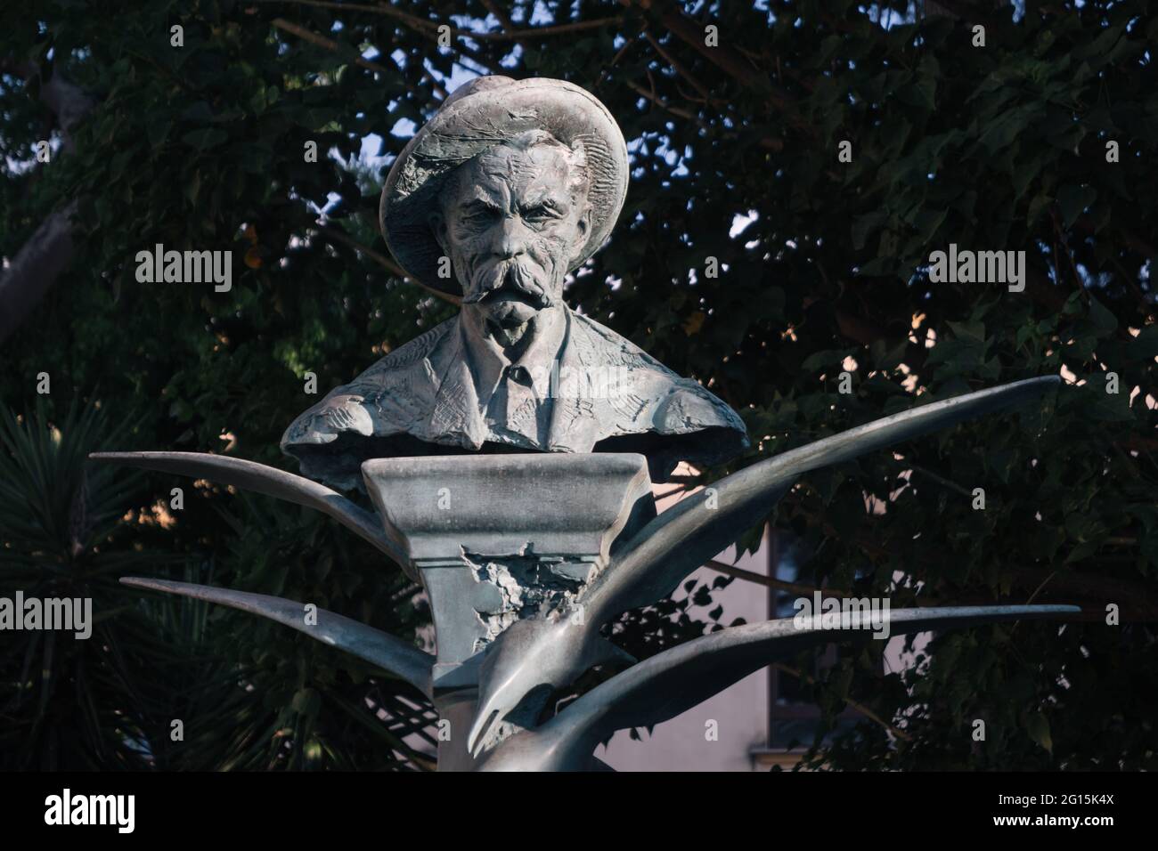 Sorrento, Campanie, Italie - août 26 2020: Monument de l'écrivain russe Maxim Gorky, une statue de bronze du célèbre auteur. Banque D'Images