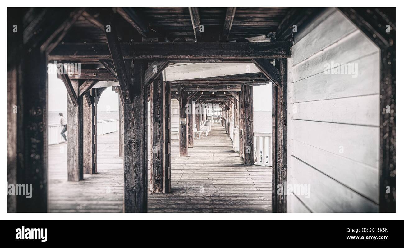Jetée à Cuxhaven sur la côte allemande de la mer du Nord. Quai 'Alte Liebe' au port de Cuxhaven au niveau de l'atterrissage sur la côte allemande de la mer du Nord. Banque D'Images