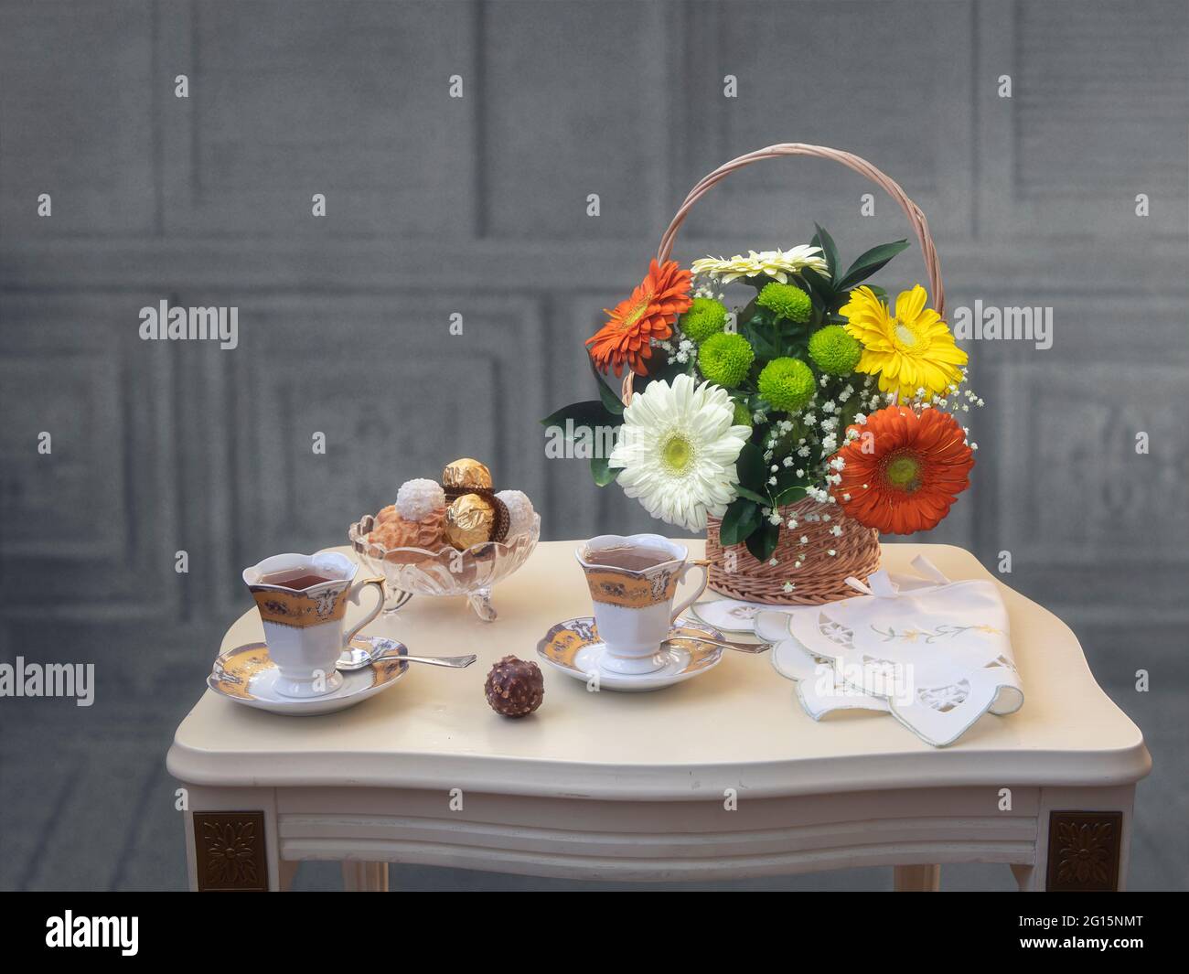 Encore la vie avec le bouquet de fleurs sur une table de thé Banque D'Images