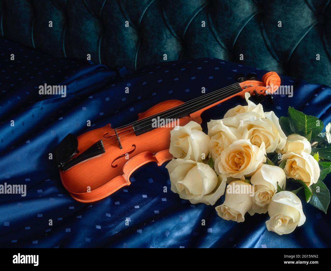 Encore la vie avec le violon et les fleurs Banque D'Images
