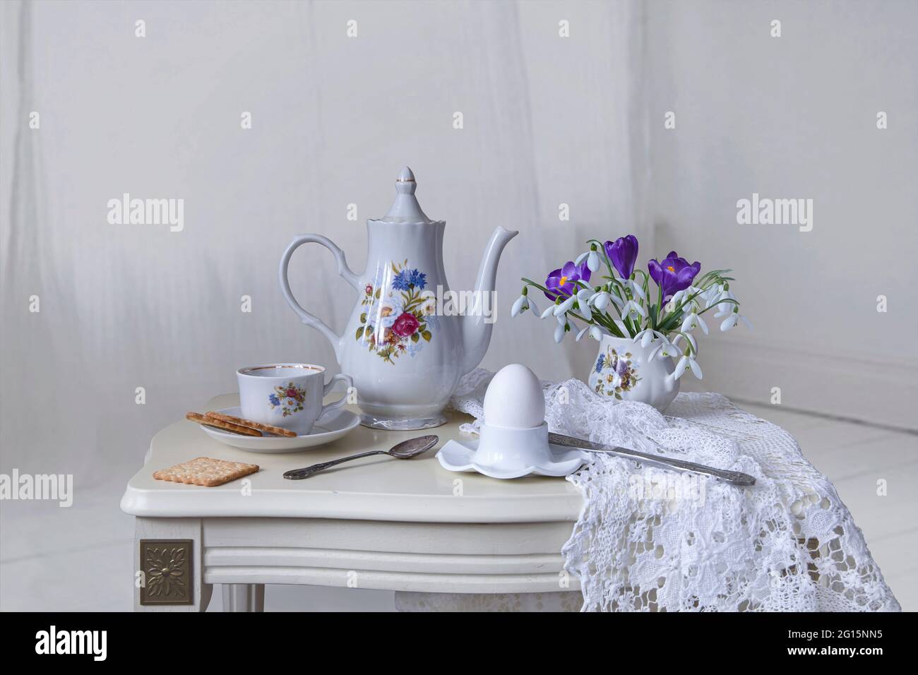 Encore la vie avec le bouquet de fleurs sur une table de thé Banque D'Images