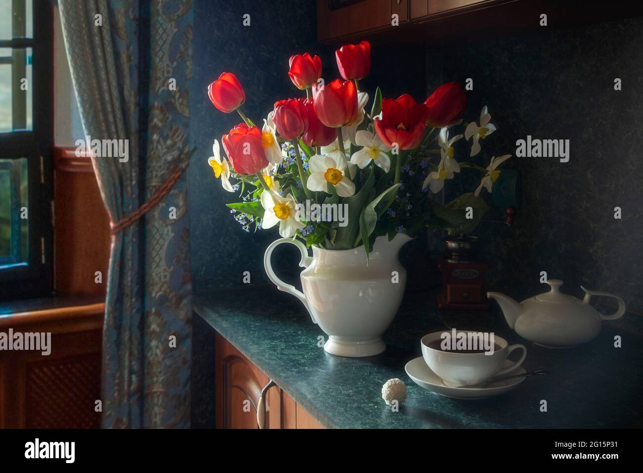 Encore la vie avec un bouquet de fleurs sur une table de thé Banque D'Images