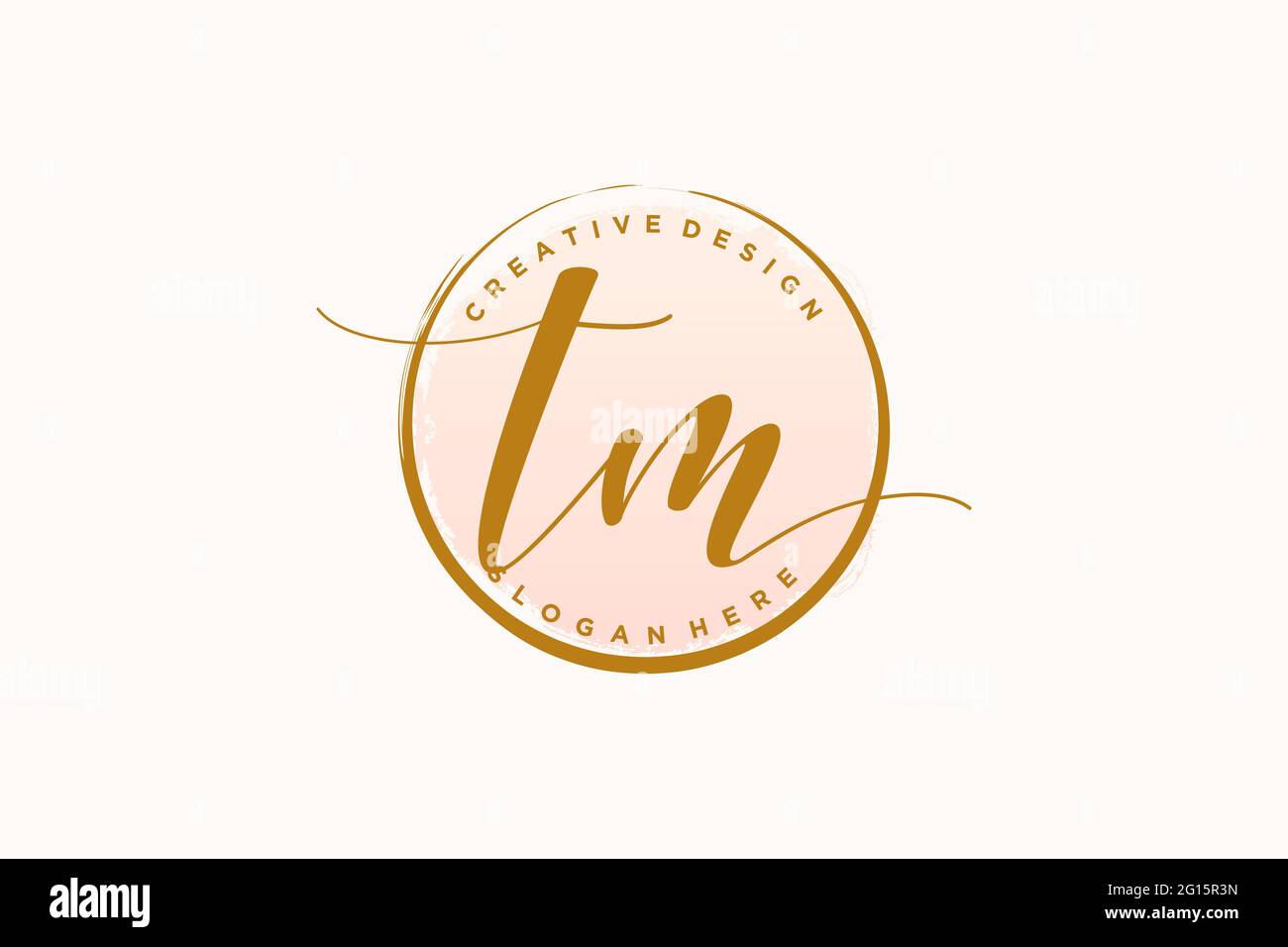 TM logo d'écriture manuscrite avec signature vectorielle de modèle circulaire, mariage, mode, floral et botanique avec modèle créatif. Illustration de Vecteur
