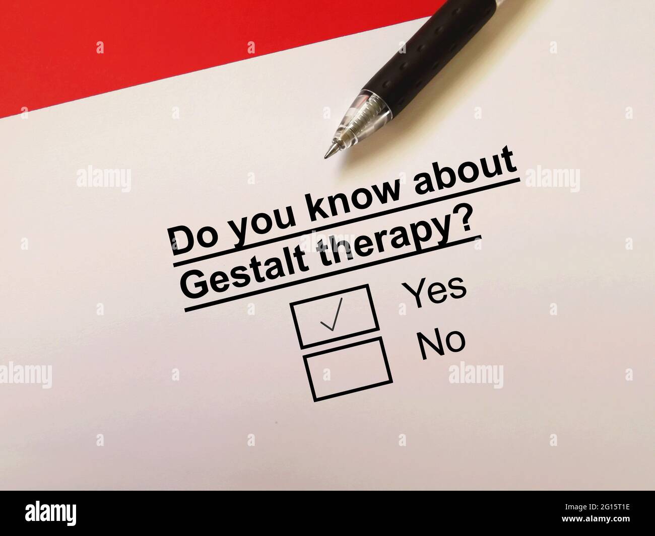 Une personne répond à une question sur la thérapie. Il connaît la thérapie de Gestalt Banque D'Images