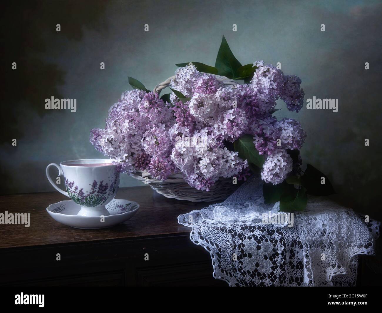Encore la vie avec beau bouquet de fleurs sur une table de thé Banque D'Images