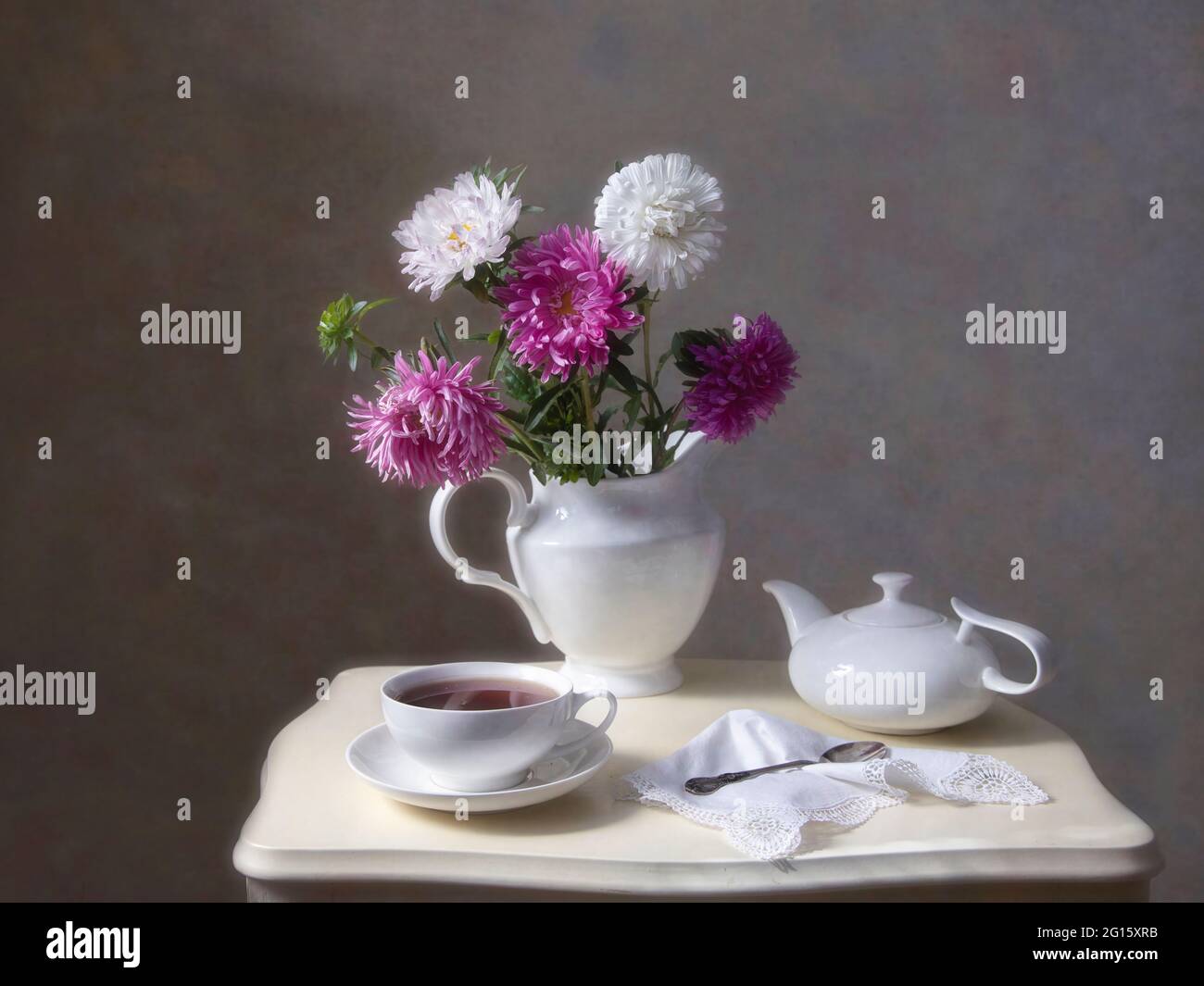 Encore la vie avec beau bouquet de fleurs sur une table de thé Banque D'Images