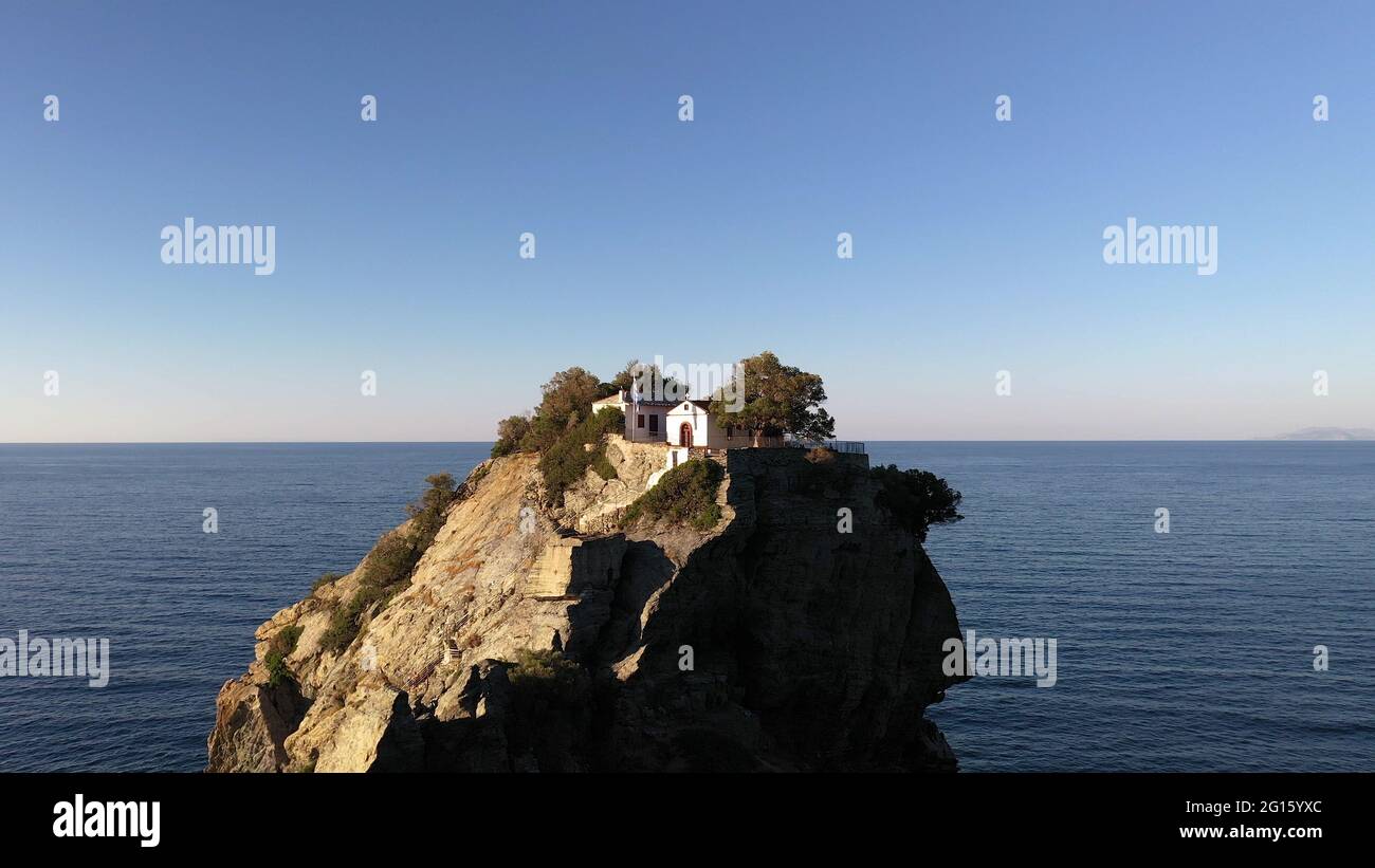 Vue aérienne de drone de la chapelle pittoresque de Saint John construite sur la célèbre de Mama Mia falaise du film, île de Skopelos, Sporades, Grèce. Banque D'Images