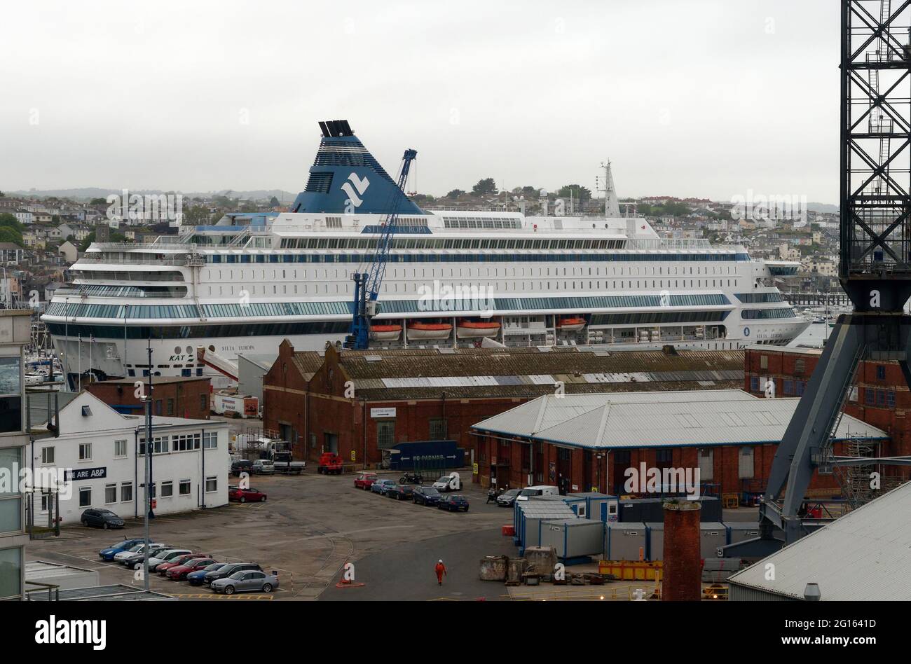 Falmouth Royaume-Uni, Falmouth Docks, G7 le paquebot de croisière arrive à la maison de 1,500 officiers de police des 6,500 rédigés de tout le Royaume-Uni à Cornwall pour assurer la sécurité des dirigeants des sept nations avancées invitées à participer. Le navire de croisière MS Silja Europa appartient à l'opérateur finlandais Tallink et appartient à leur ligne Silja. Il s'agit de l'un des plus grands croiseferrys Roll On Roll Off au monde. 5 juin 2021. Crédit : Robert Taylor/Alay Live News Banque D'Images