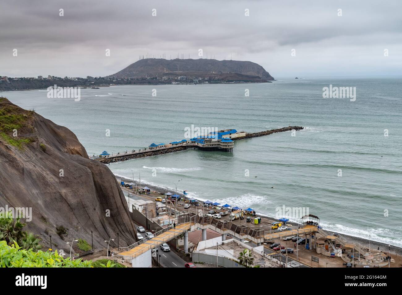 Vue depuis les falaises de Miraflores en regardant vers le bas au restaurant la Rosa Nautica à Lima, Pérou Banque D'Images
