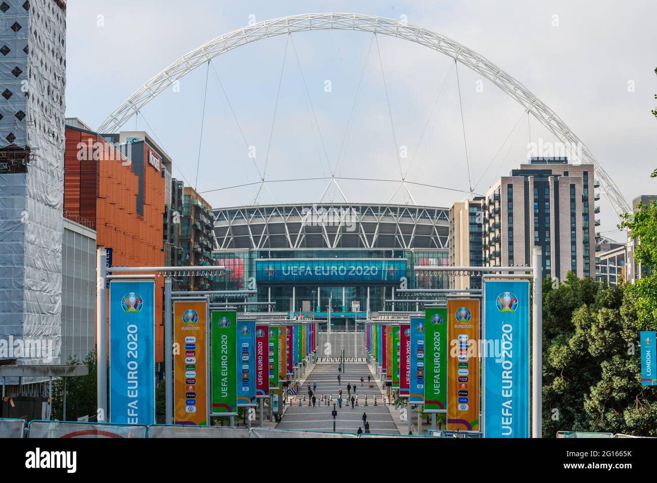 Stade Wembley, Wembley Park, Royaume-Uni. 5 juin 2021. Wembley poursuit ses préparatifs pour le Championnat d'Europe de football de l'UEFA avec les drapeaux le long de la voie olympique remplacés par des bannières Euro 2020 aux couleurs vives. Le tournoi commence dans 6 jours, le 11 juin 2021. Il a été reporté d'un an à mesure que la pandémie du coronavirus a frappé le monde entier en 2020. Amanda Rose/Alamy Live News Banque D'Images