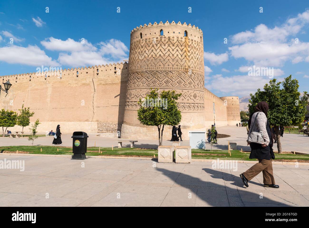 Passants sur la rue Karim Khan Zand, devant les murs et la tour de la citadelle Karim Khan. Shiraz, Iran. Banque D'Images