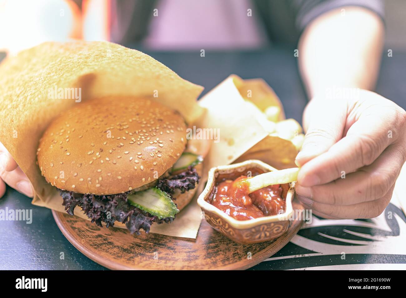 Essayez les frites avec sauce dans un restaurant de restauration rapide Banque D'Images