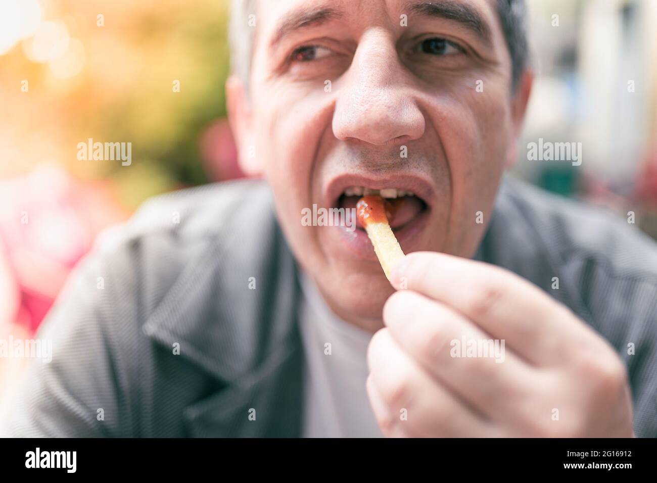 Essayez les frites avec sauce dans un restaurant de restauration rapide Banque D'Images