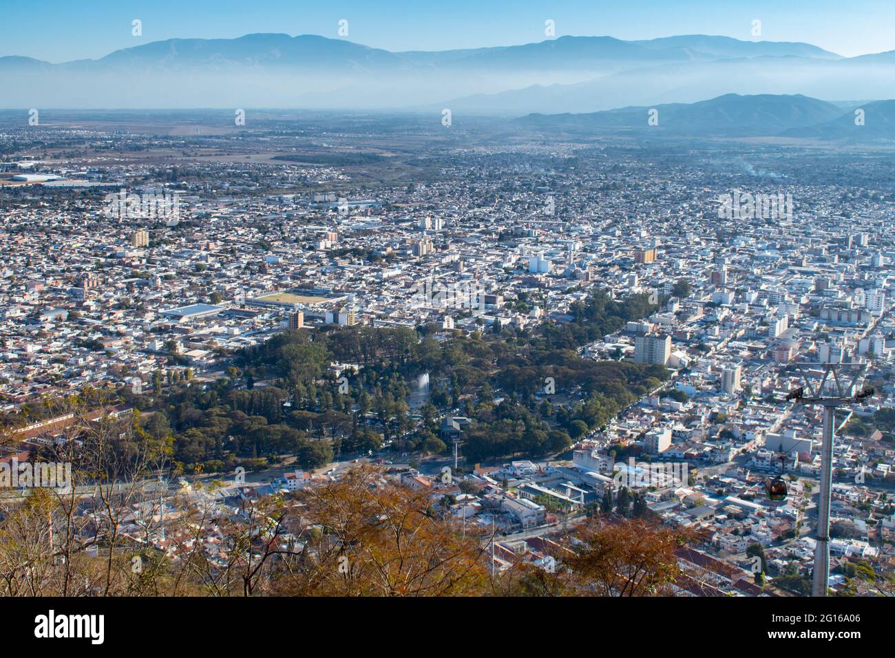 Vue panoramique sur la ville de Salta, dans le nord de l'Argentine, depuis la colline de San Bernardo Banque D'Images