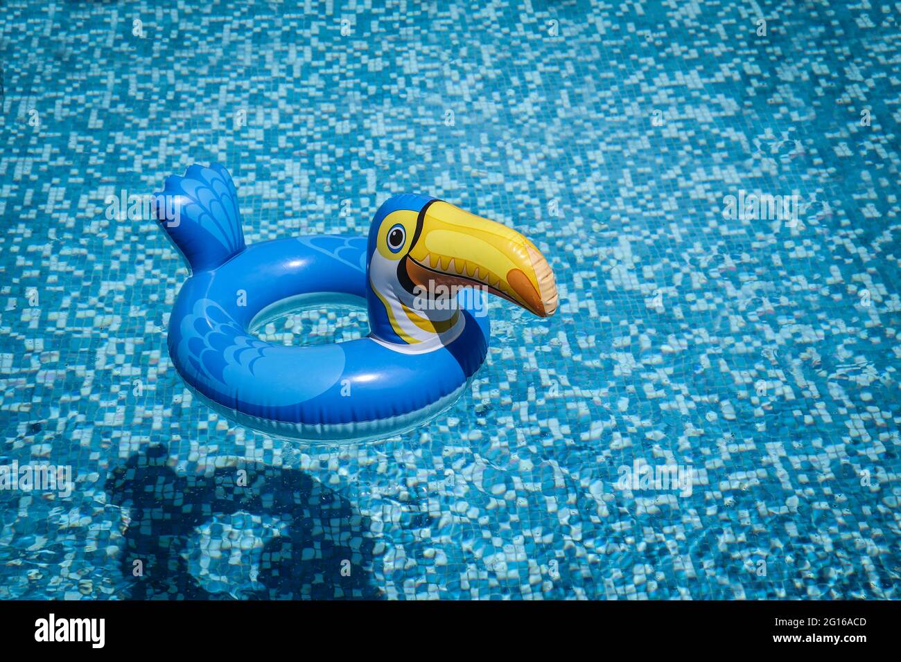 Jouet gonflable de piscine Pelican dans la piscine vide. Banque D'Images