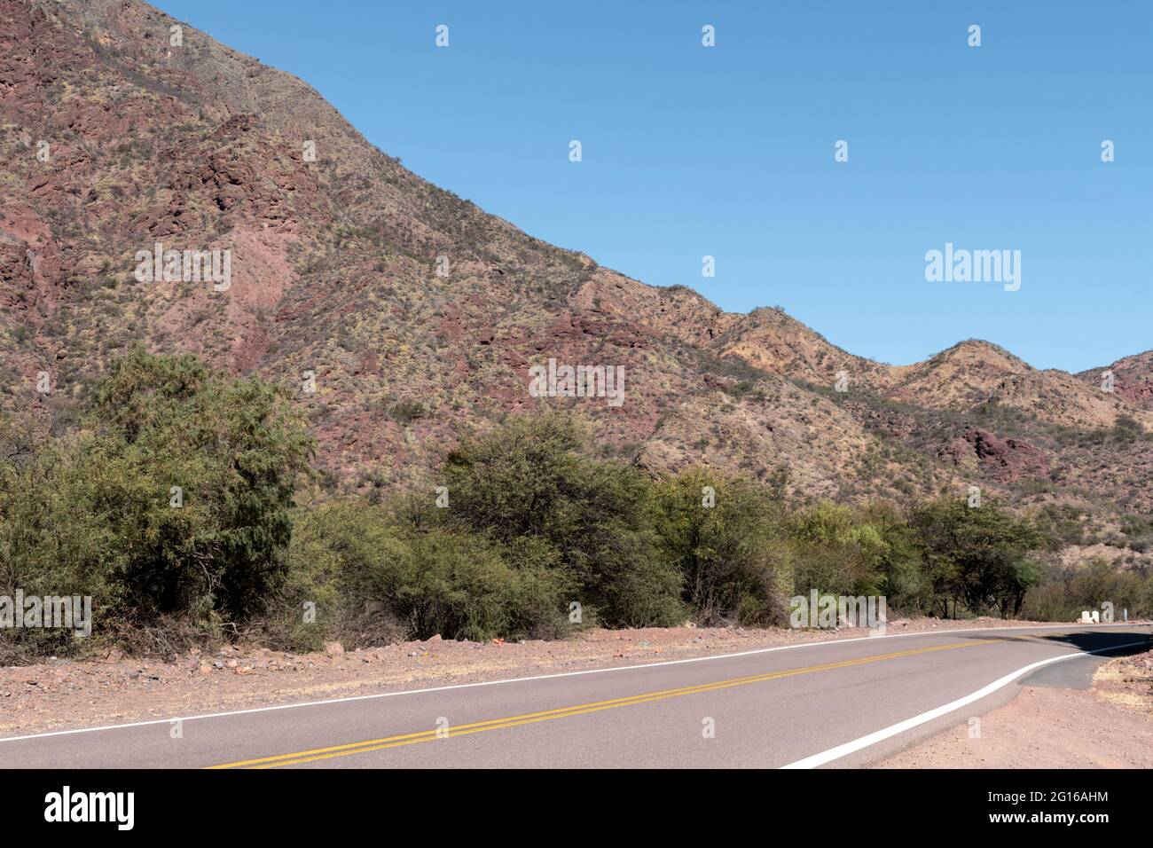 Paysage en bord de route sur la route 68 entre Salta et Cafayate dans la province de Salta, dans le nord de l'Argentine Banque D'Images