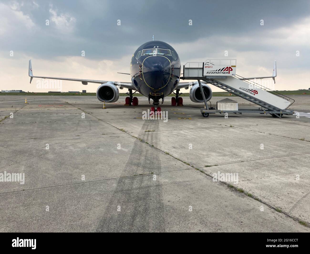 avion en hibernation fait sur l'aérodrome avec des mauvaises herbes qui poussent à travers les fissures dans le tarmac Banque D'Images