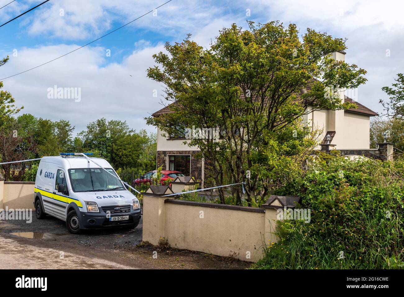 Innishannon. West Cork, Irlande. 5 juin 2021. Une femme de ses années 60 est dans un état critique à l'hôpital après avoir été poignardée par un membre de sa famille hier. Un homme âgé de 30 ans a été arrêté et est actuellement détenu à la gare de Bandon Garda. La maison où l'incident a eu lieu est aujourd'hui scellée en attendant un examen technique de Garda. Crédit : AG News/Alay Live News Banque D'Images