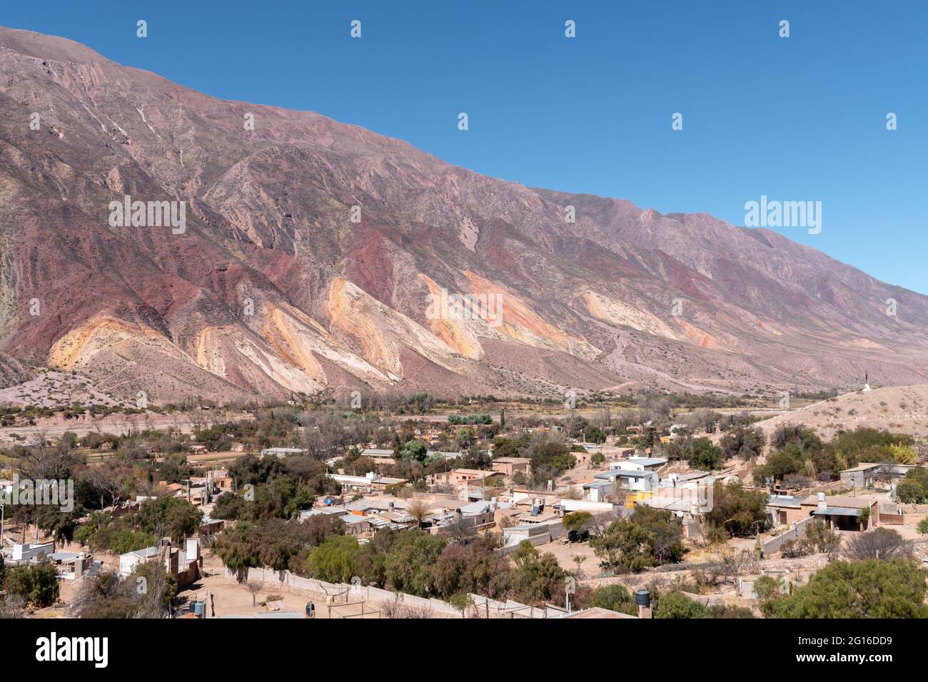 Roche colorée à flanc de colline derrière Tilcara, province de Jujuy, nord de l'Argentine Banque D'Images