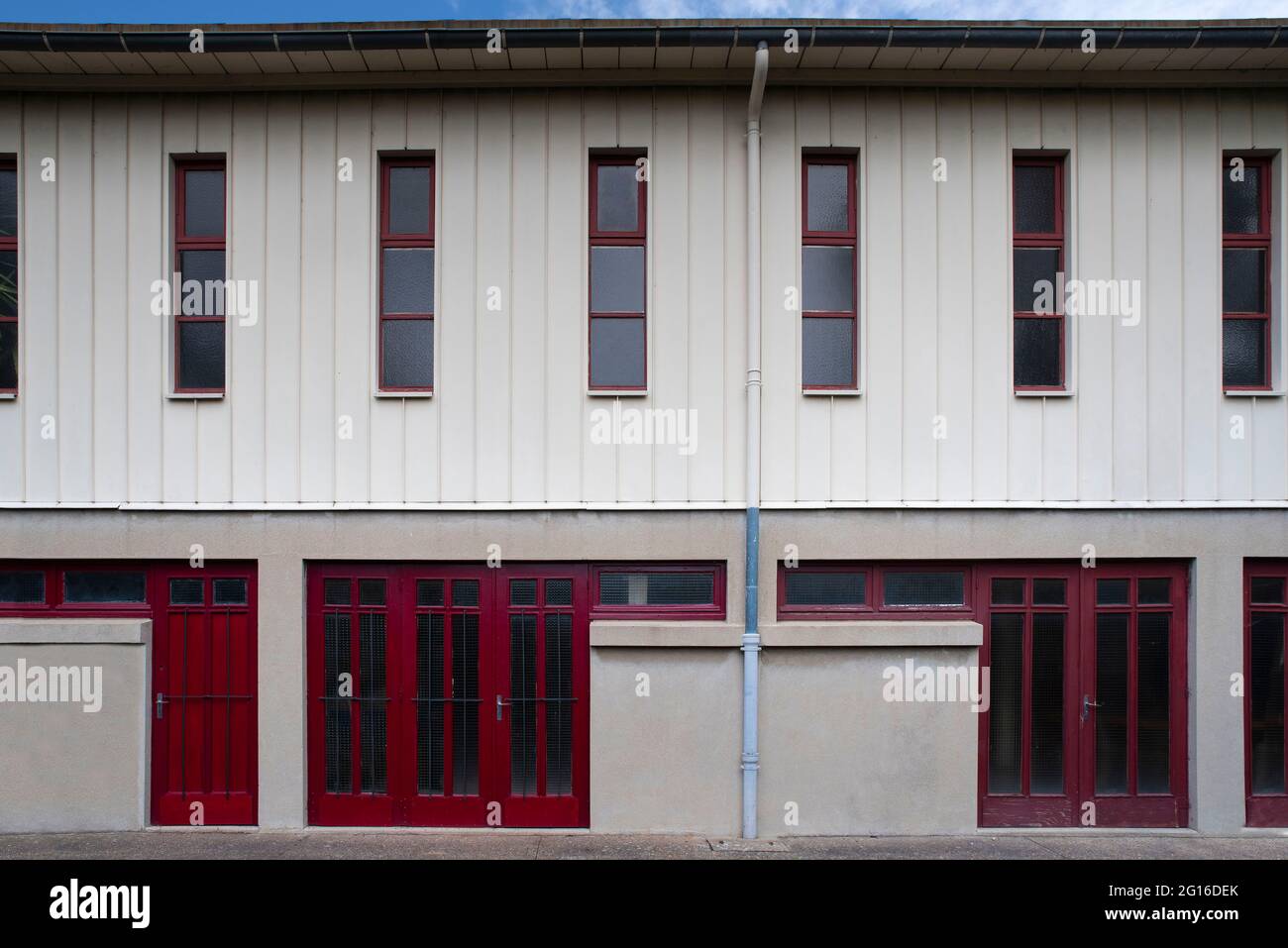 Architecture d'un ancien bâtiment industriel en blanc et rouge Banque D'Images